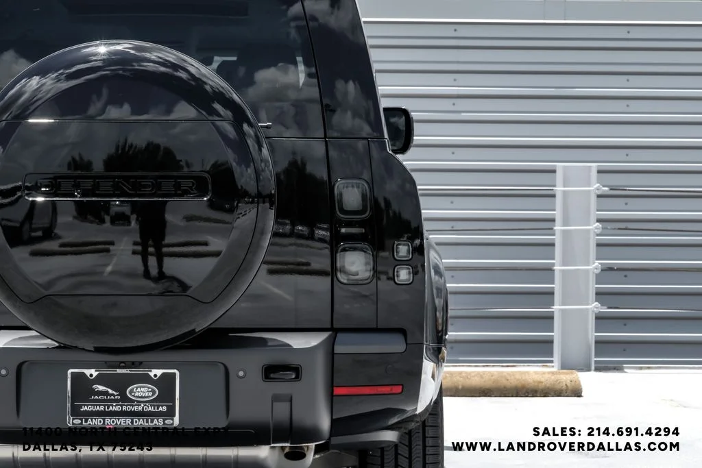 New 2026 Santorini Black Metallic Land Rover X-Dynamic SE image 43