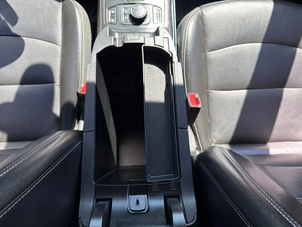 Used 2022 White GMC SLT image 31