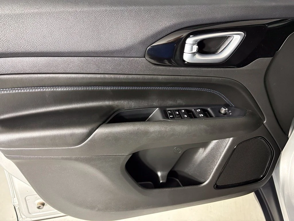 Used 2025 Silver Jeep Latitude image 14