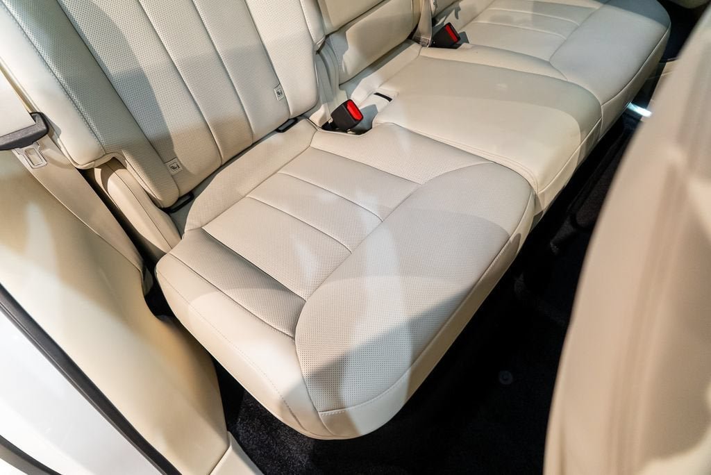 Used 2025 Fuji White Land Rover SE image 35