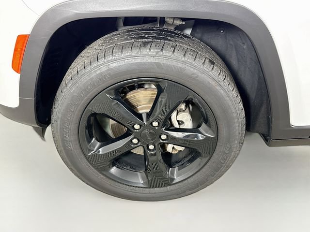 Used 2022 Bright White Clearcoat Jeep Altitude image 28