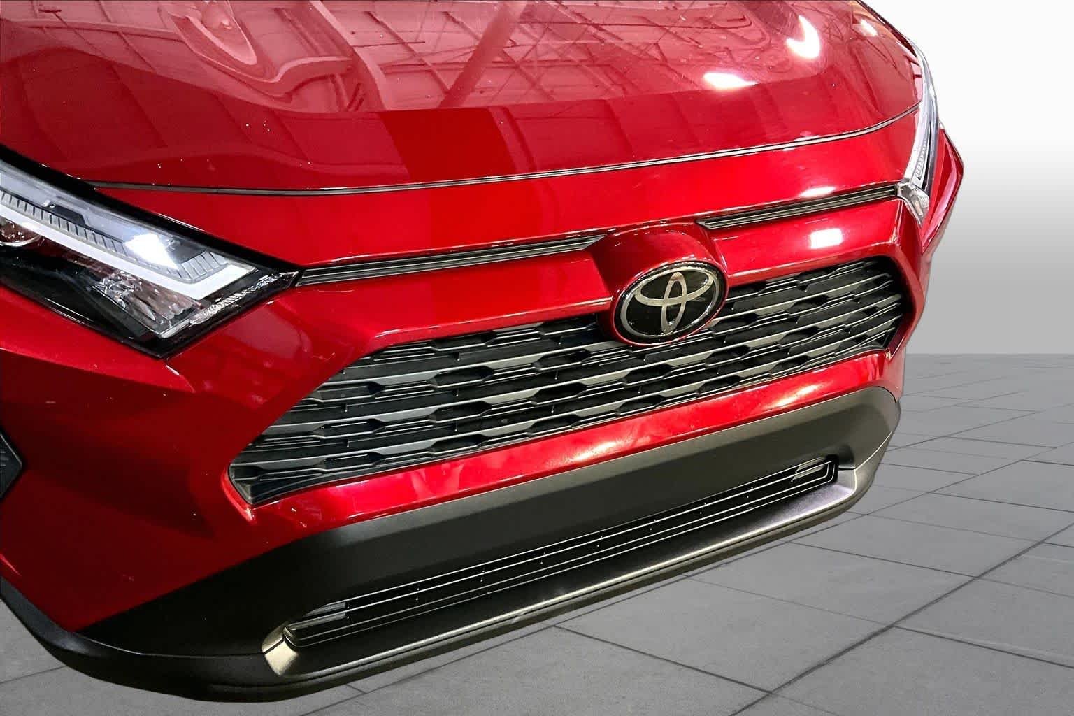 Used 2025 Ruby Flare Pearl Toyota XLE image 30