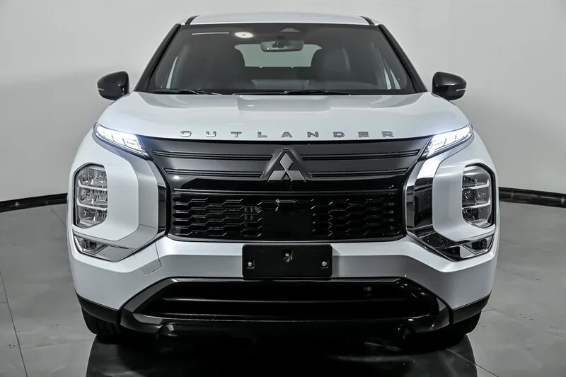 New 2026 White Diamond Mitsubishi LE image 4