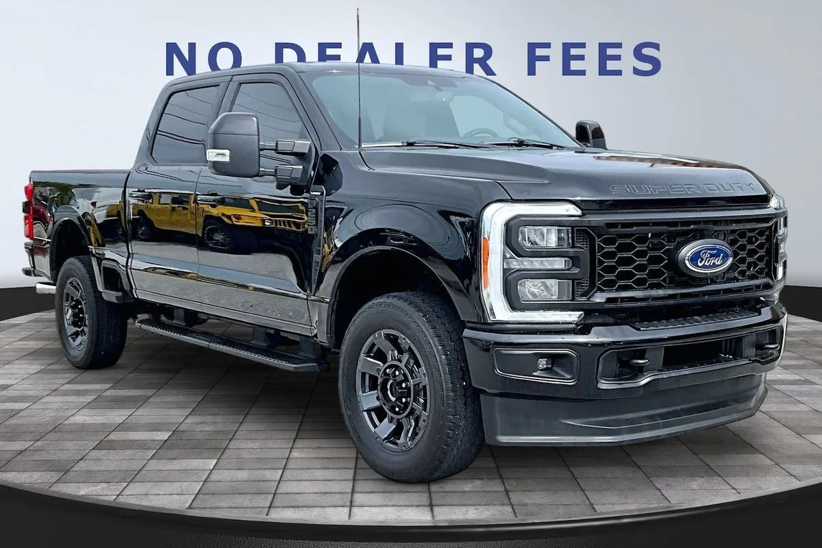 Used 2024  Ford LARIAT image 3