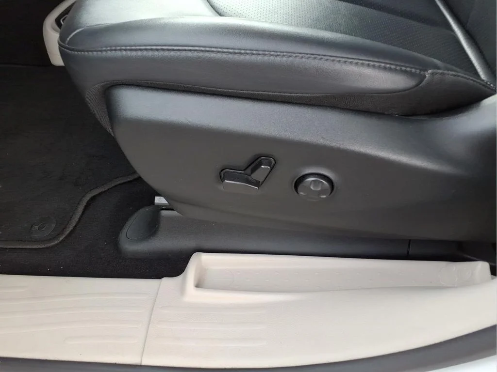 Used 2024 White Chrysler Touring L image 17