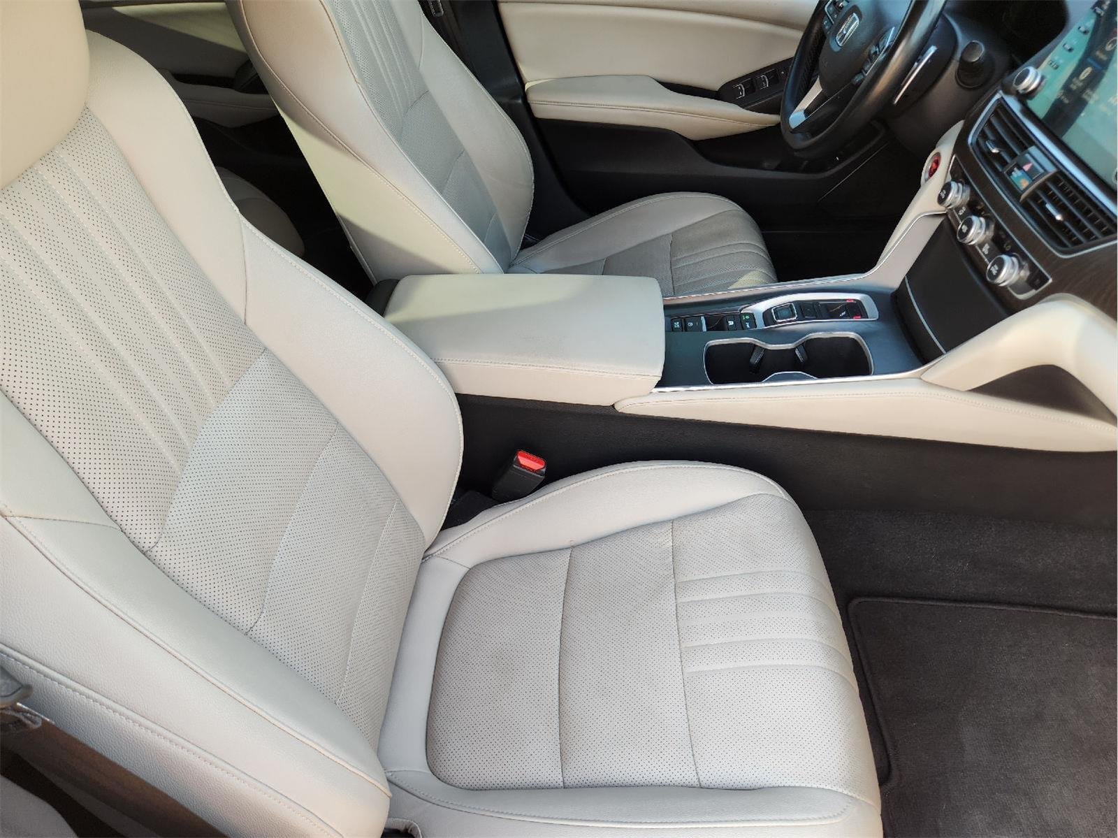 Used 2019 Champagne Frost Pearl Honda Touring image 14