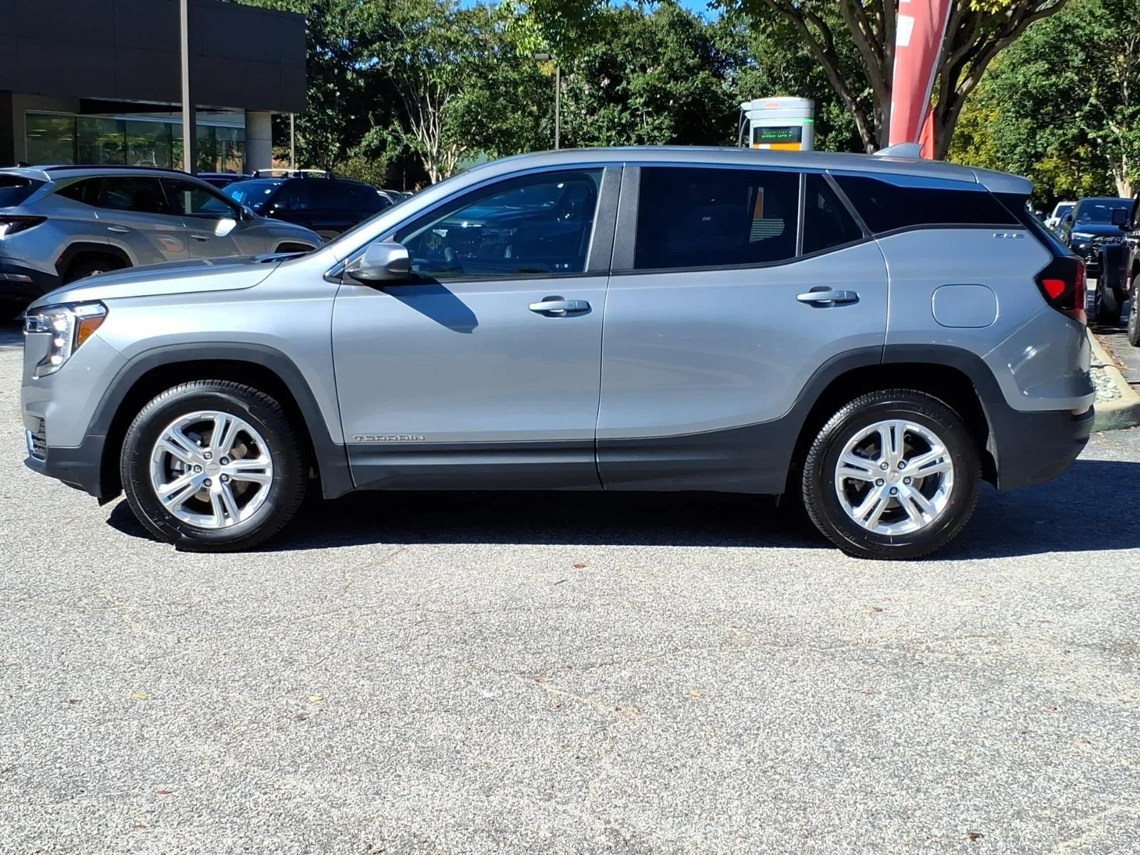 Used 2024 Sterling Metallic GMC SLE image 3
