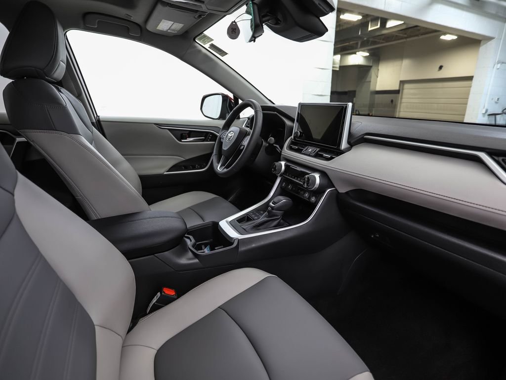 Used 2025 Pearl Toyota XLE Premium image 28