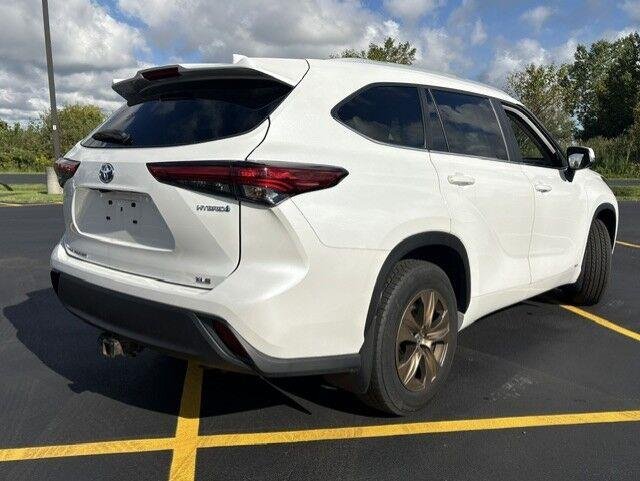Used 2023 Wind Chill Pearl Toyota Bronze Edition image 15