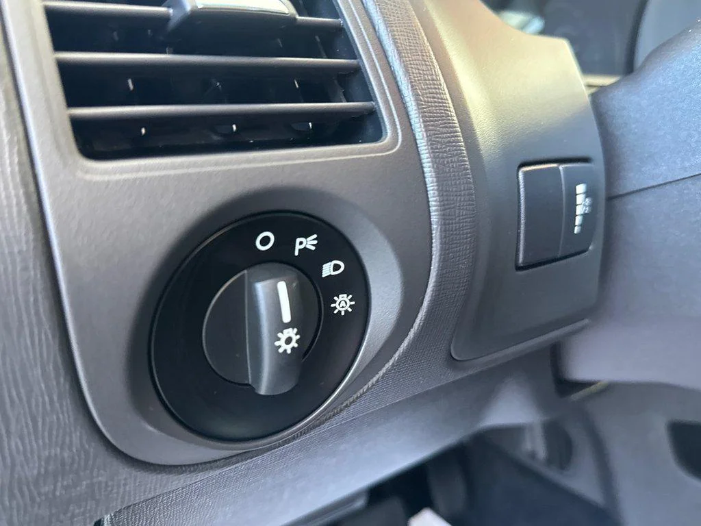 Used 2019 Blue Metallic Ford SE FWD image 12
