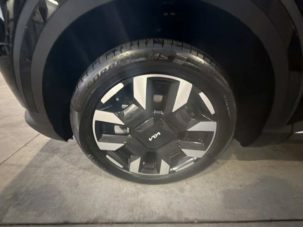 Used 2027 Black Kia S image 10