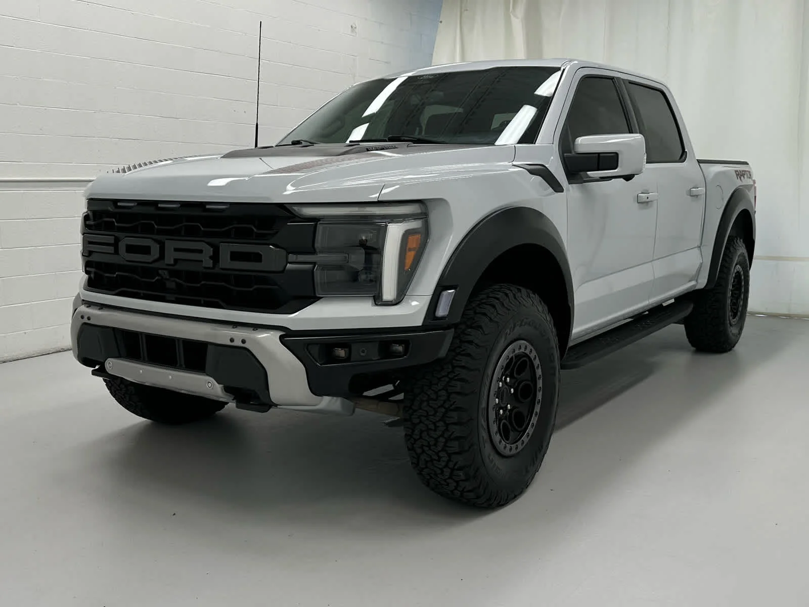 Used 2025 Space White Metallic Ford Raptor image 4