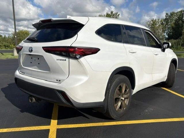 Used 2023 Wind Chill Pearl Toyota Bronze Edition image 15