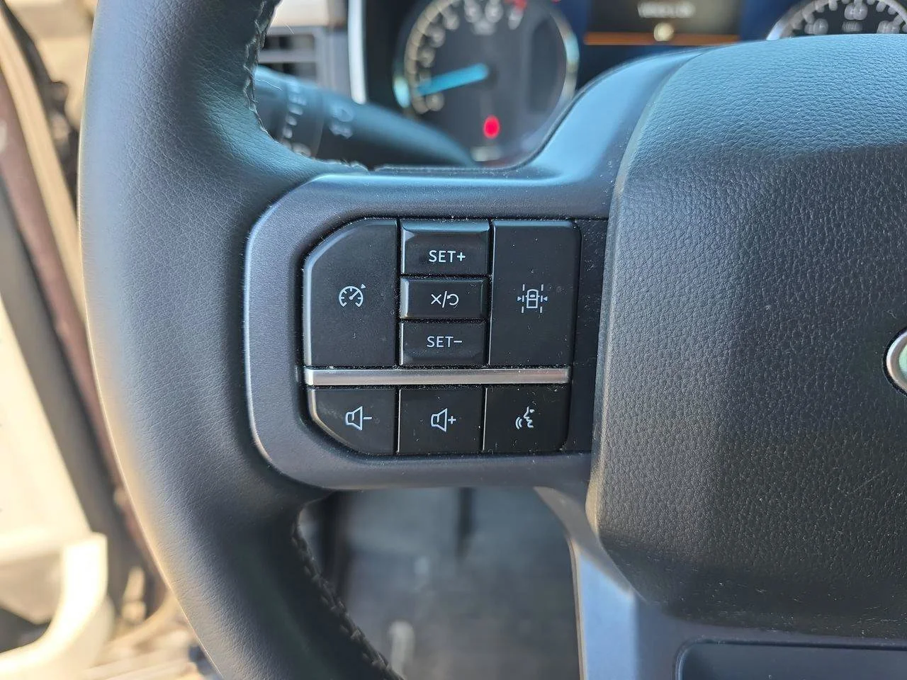 Used 2023 Agate Black Metallic Ford XLT image 37