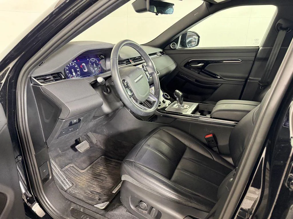 Used 2020 Santorini Black Metallic Land Rover SE image 4