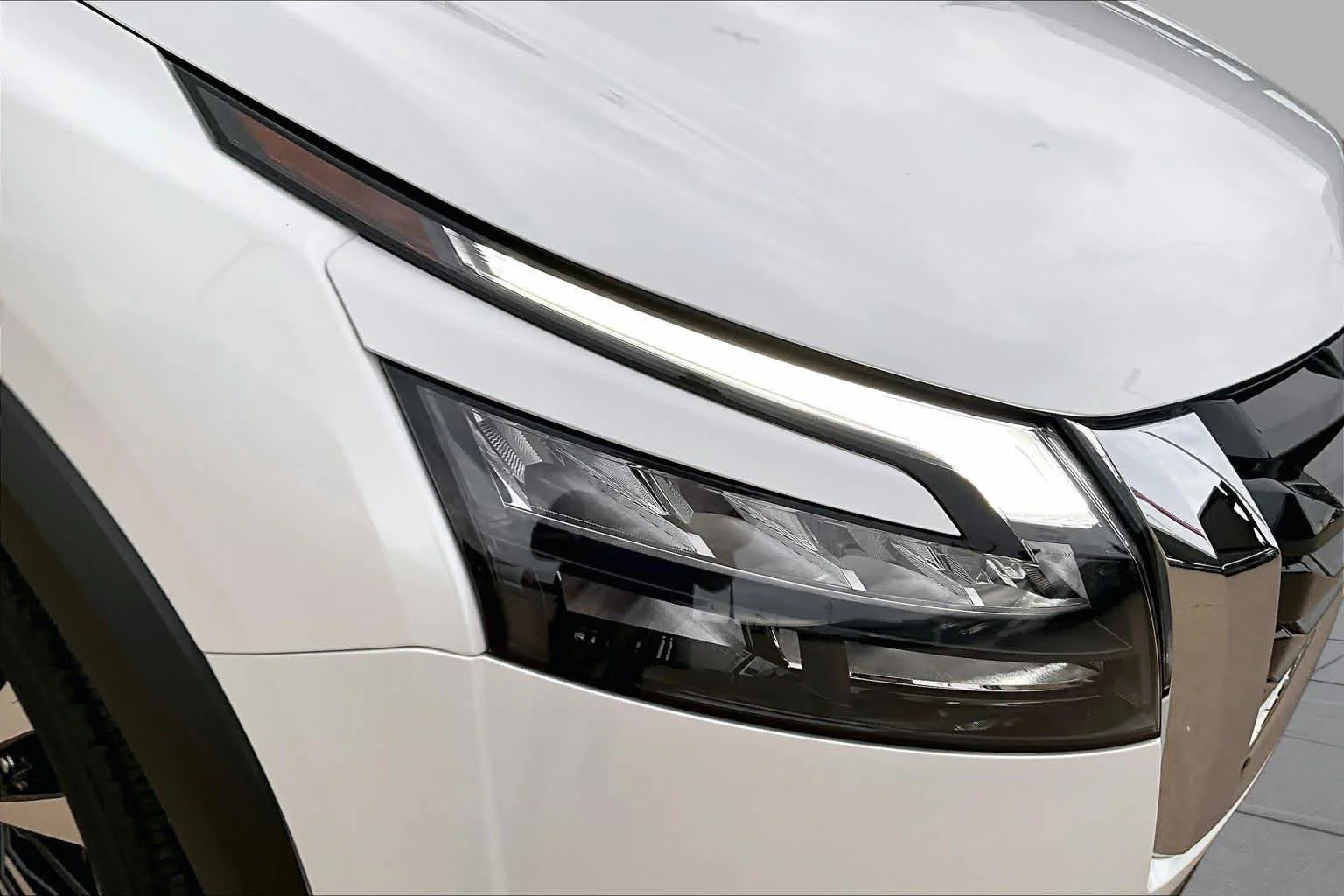 Used 2025 Everest White Pearl Tricoat Nissan Platinum image 28