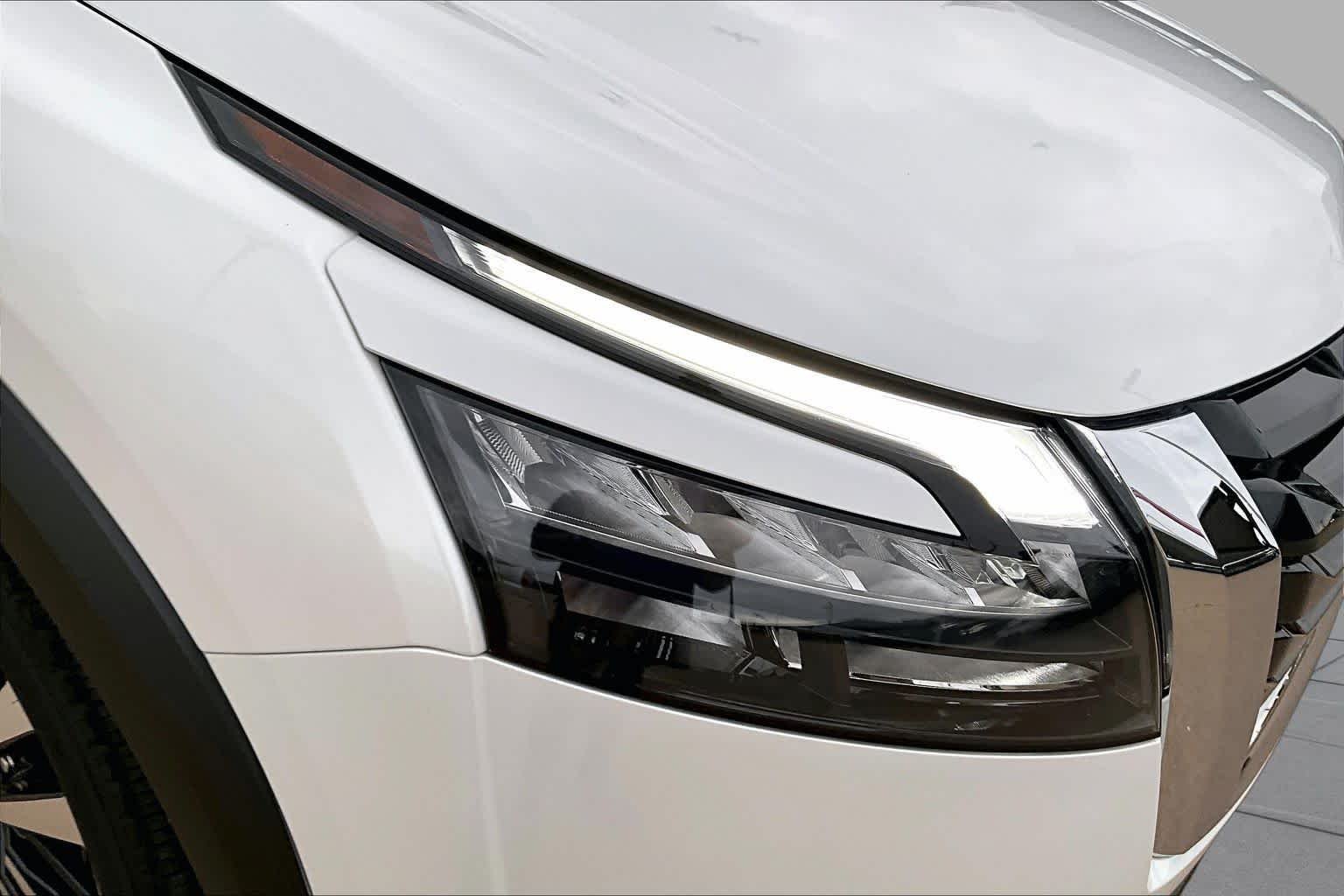 Certified Used 2025 Everest White Pearl Tricoat Nissan Platinum image 27