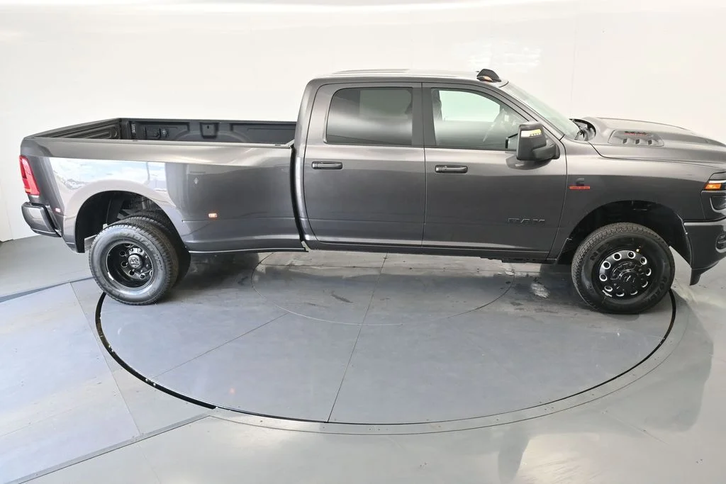 New 2026 Granite Crystal Metallic Clear-Coat Exterior Paint RAM Laramie image 28