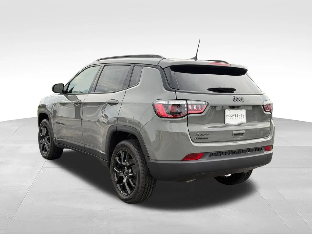 New 2026 Sting-Gray Clearcoat Jeep Latitude image 3