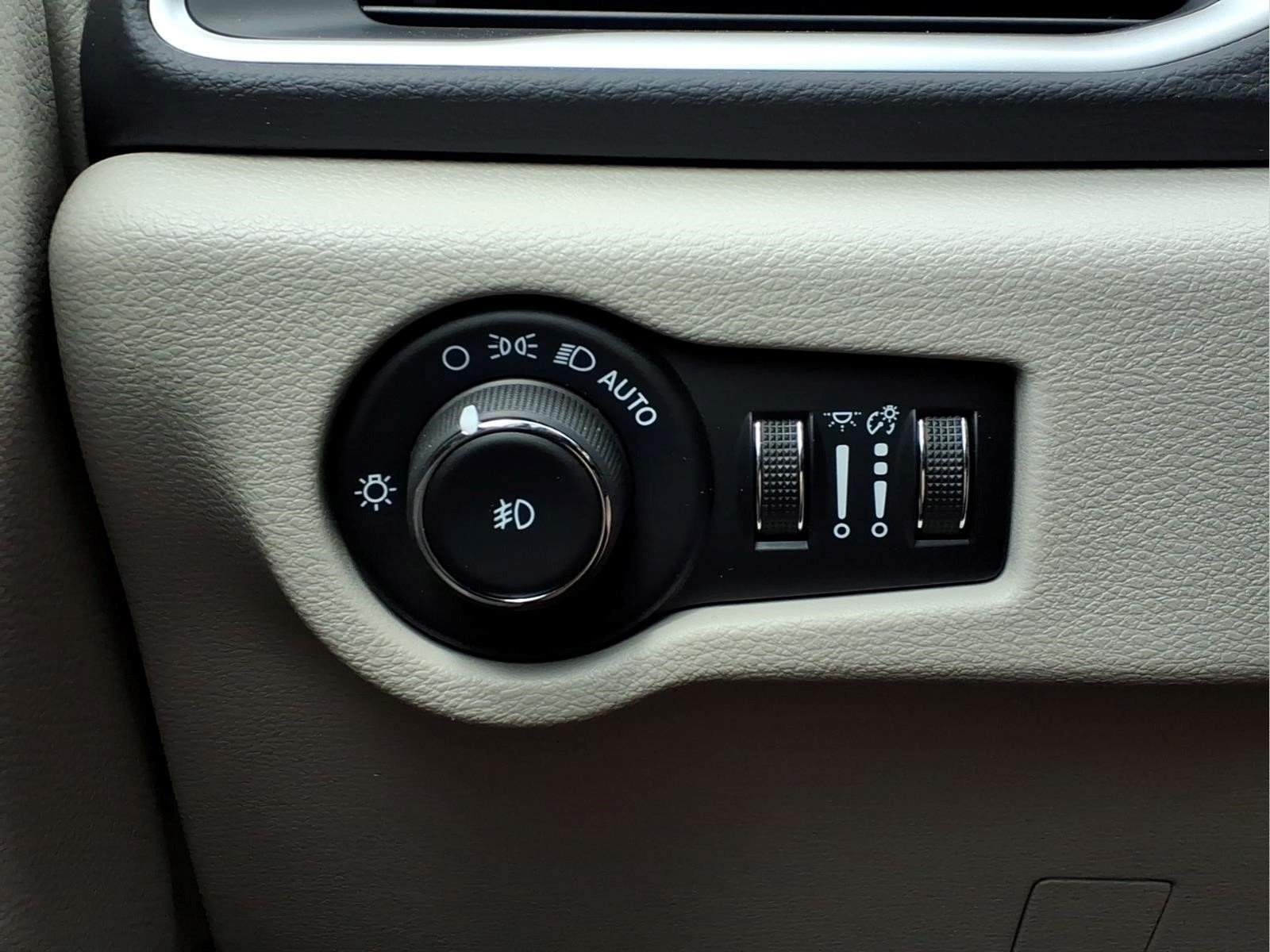 Used 2024 Silver Chrysler Touring L image 19