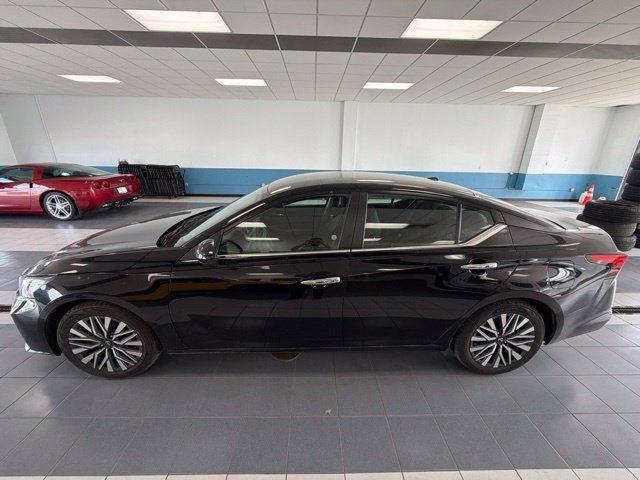 Used 2024 Super Black Clearcoat Nissan 2.5 SV image 1
