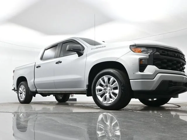 Used 2022 SILVER ICE METALLIC Chevrolet Custom image 22