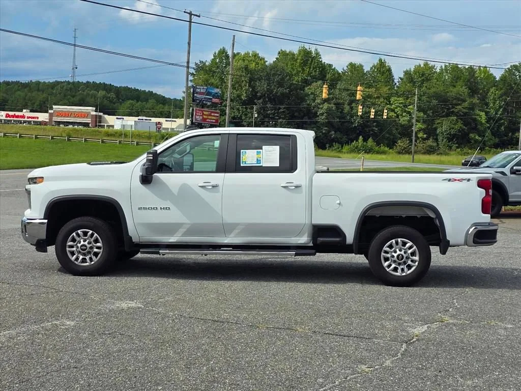Used 2024 Summit White Chevrolet LT image 21