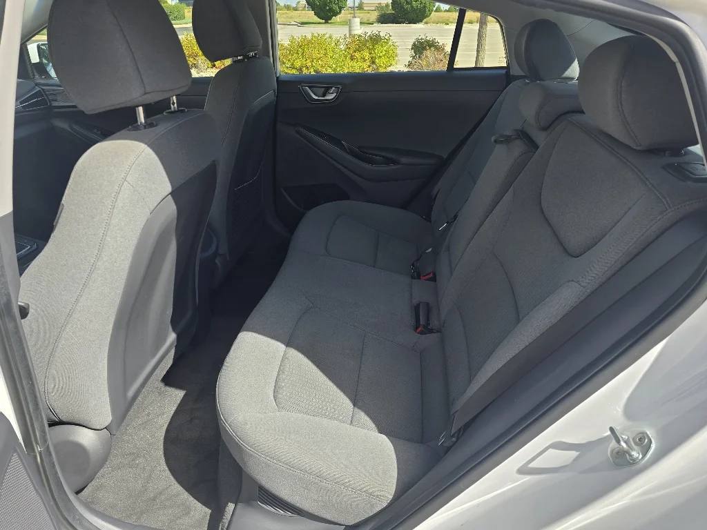 Used 2021 Ceramic White Hyundai SE image 15