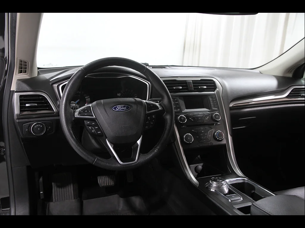 Used 2018 Shadow Black Ford SE image 7