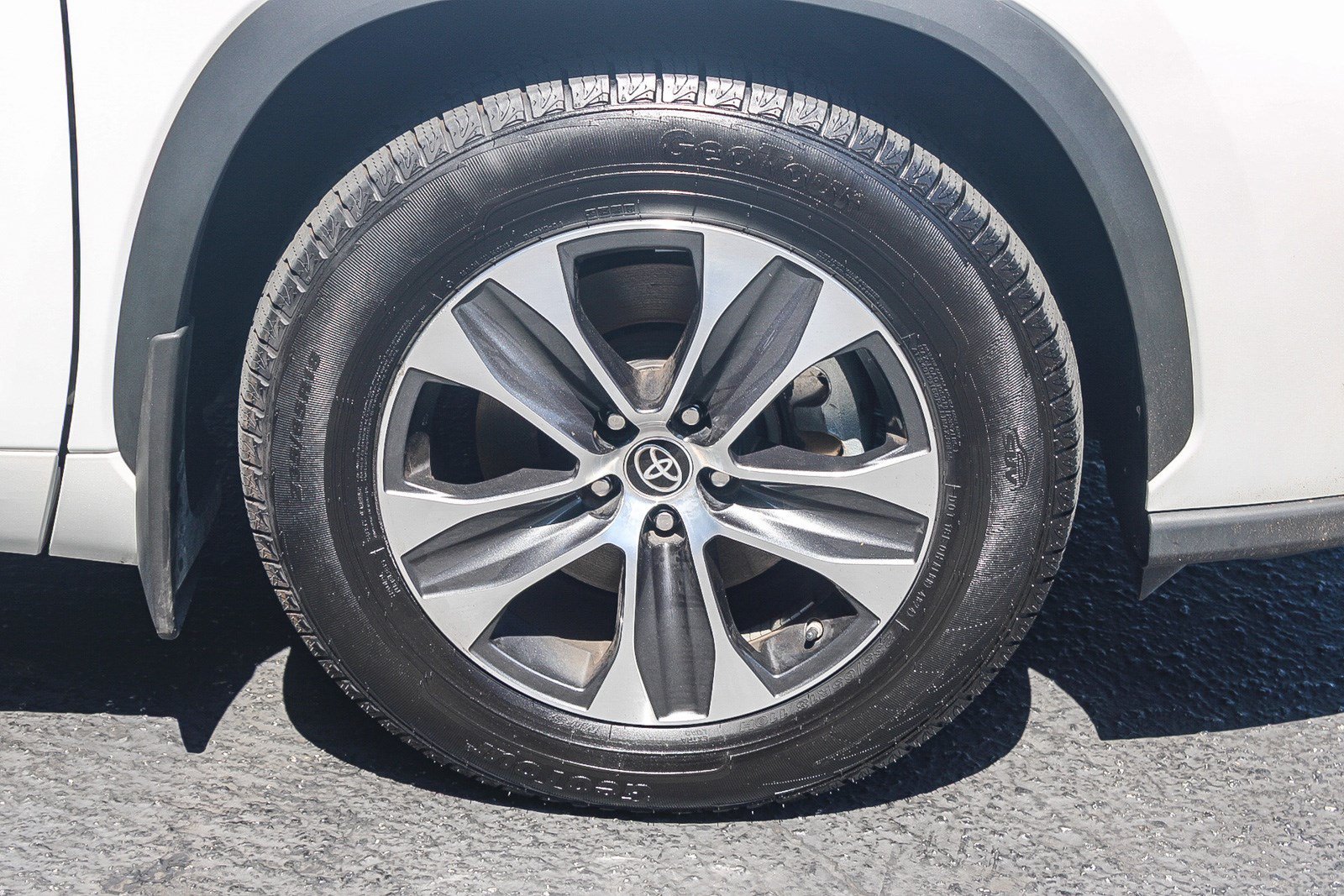 Used 2022 Wind Chill Pearl Toyota XLE image 10