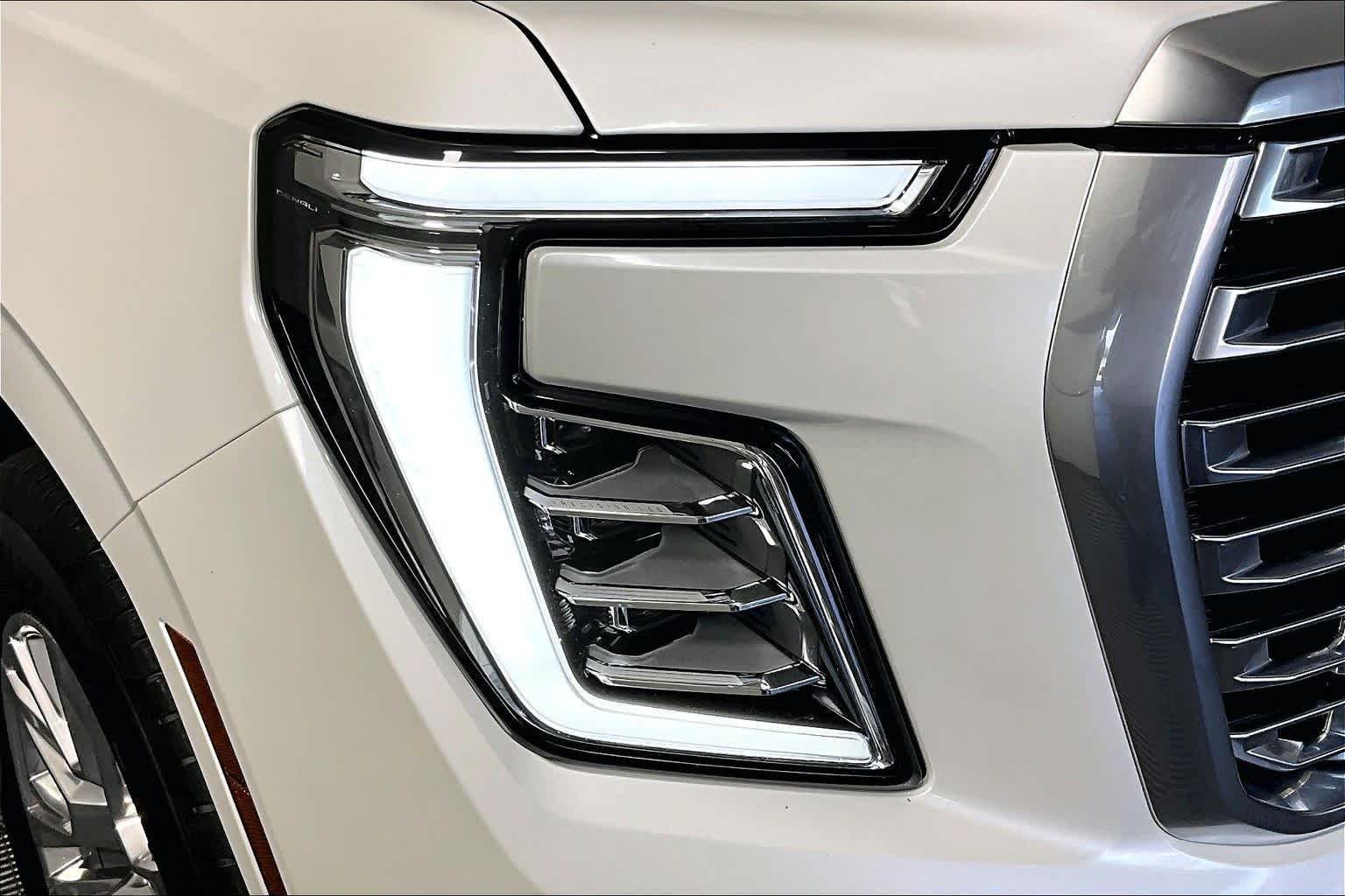 Used 2025 White Frost Tricoat GMC Denali image 27