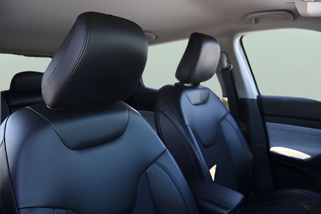 Used 2022 Silver Jeep Latitude image 19
