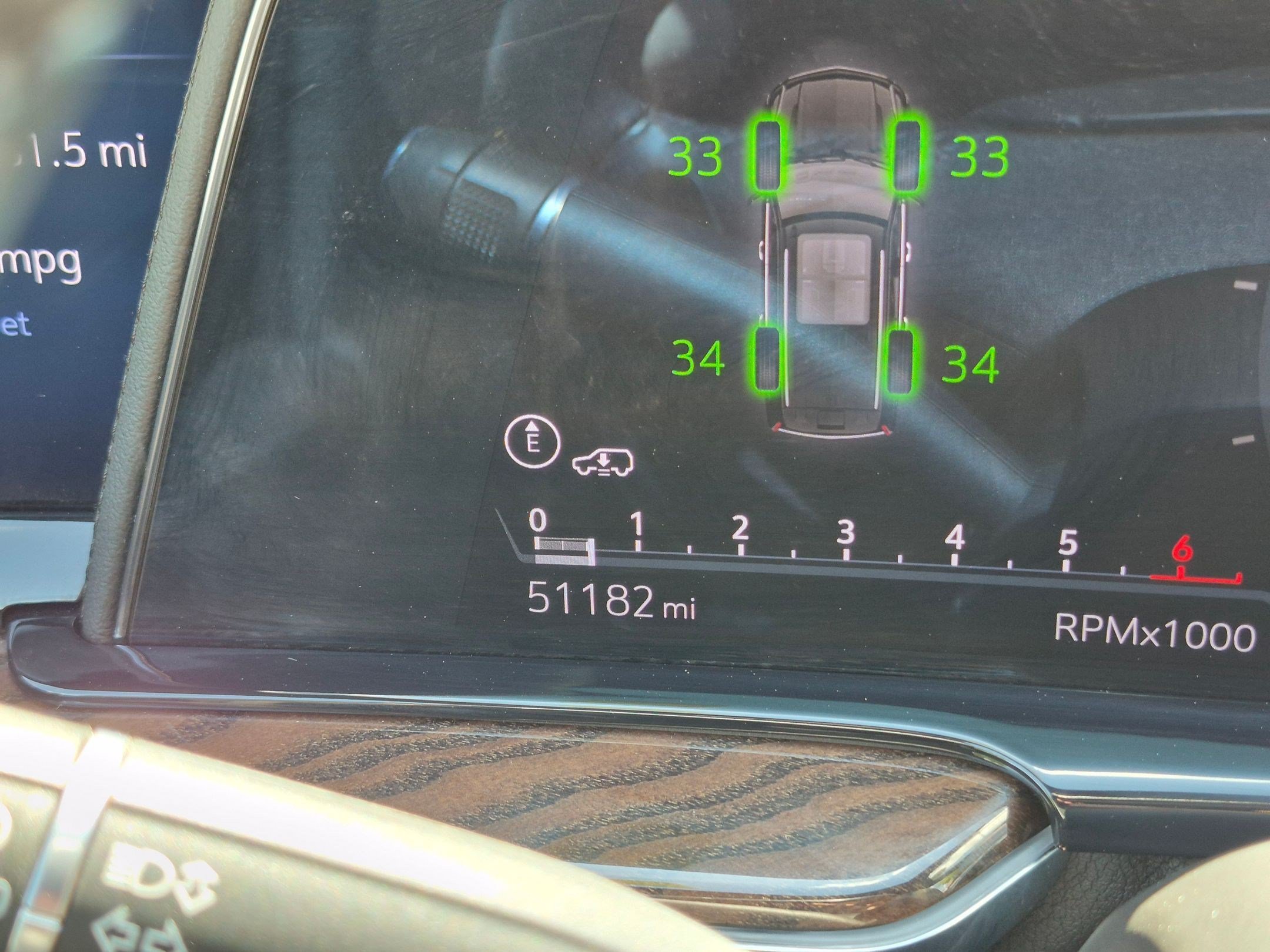 Used 2022 Crystal White Tricoat Cadillac Sport Platinum image 18