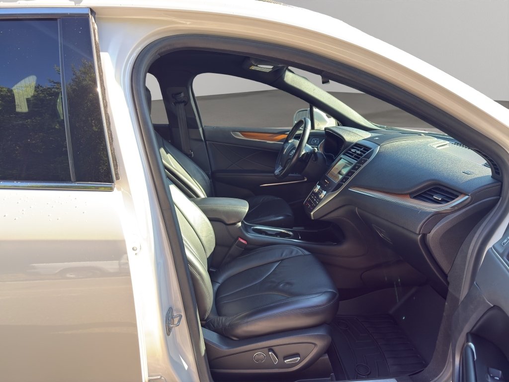 Used 2019 White Platinum Metallic Tri-Coat Lincoln Reserve image 16