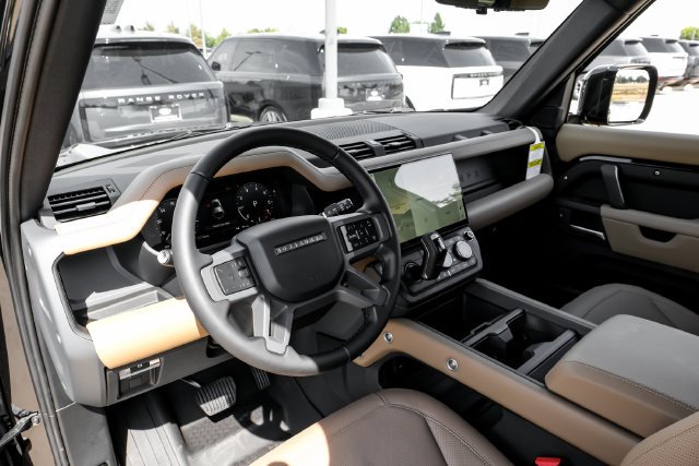 New 2026 Santorini Black Land Rover X-Dynamic SE image 2