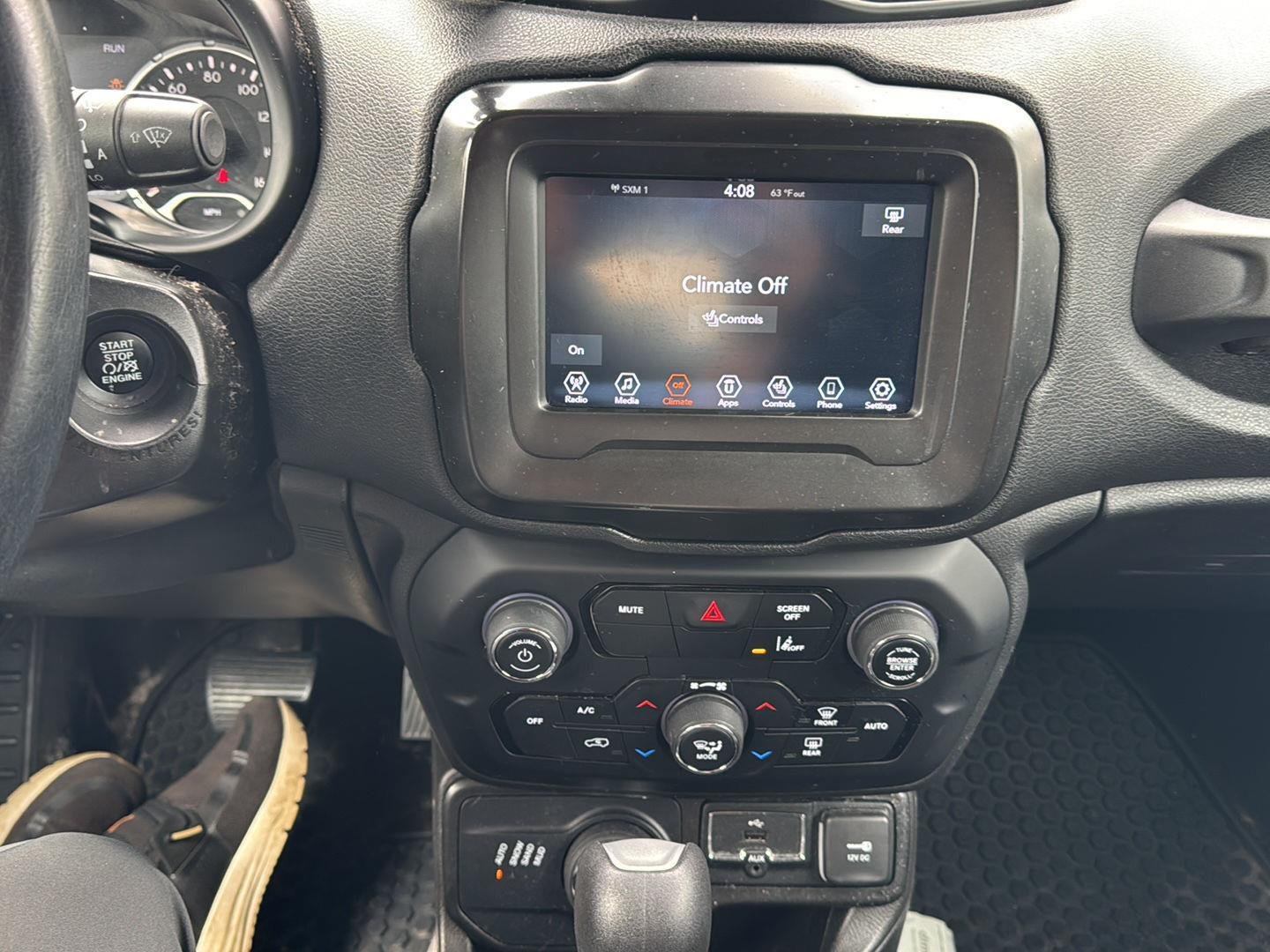 Used 2021  Jeep Latitude image 10