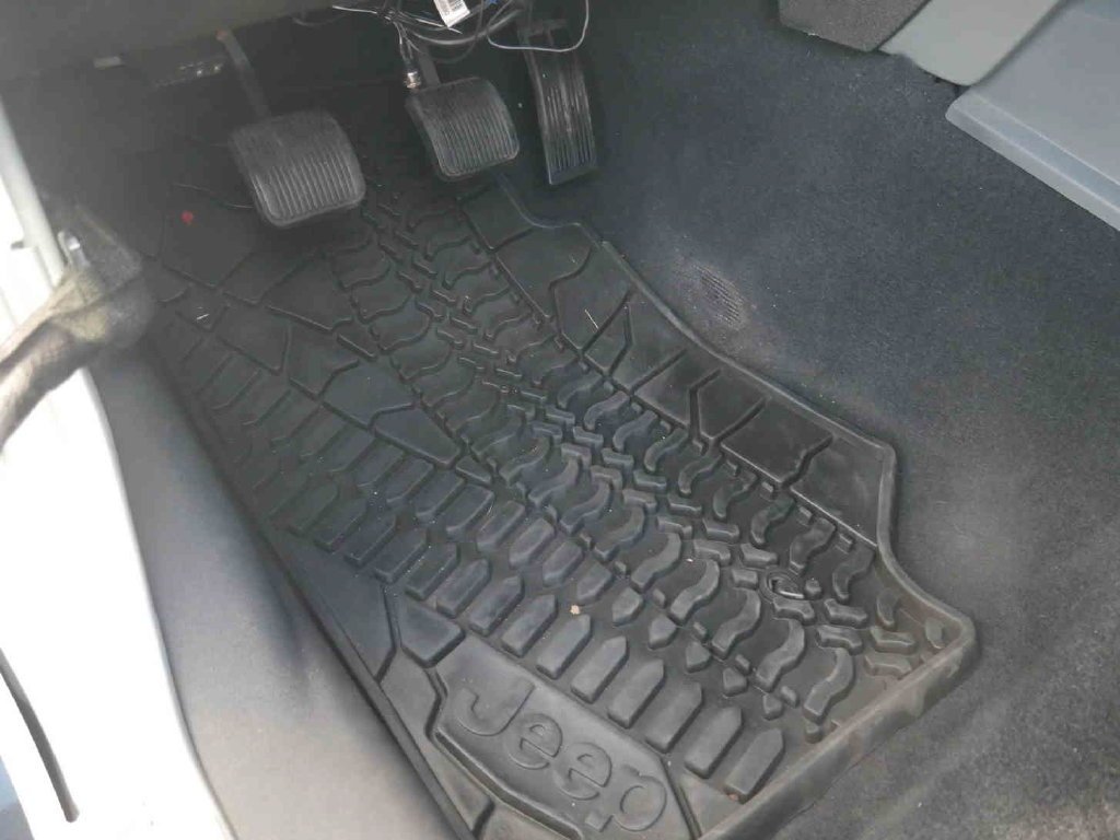 Used 2008 Silver Jeep X image 20