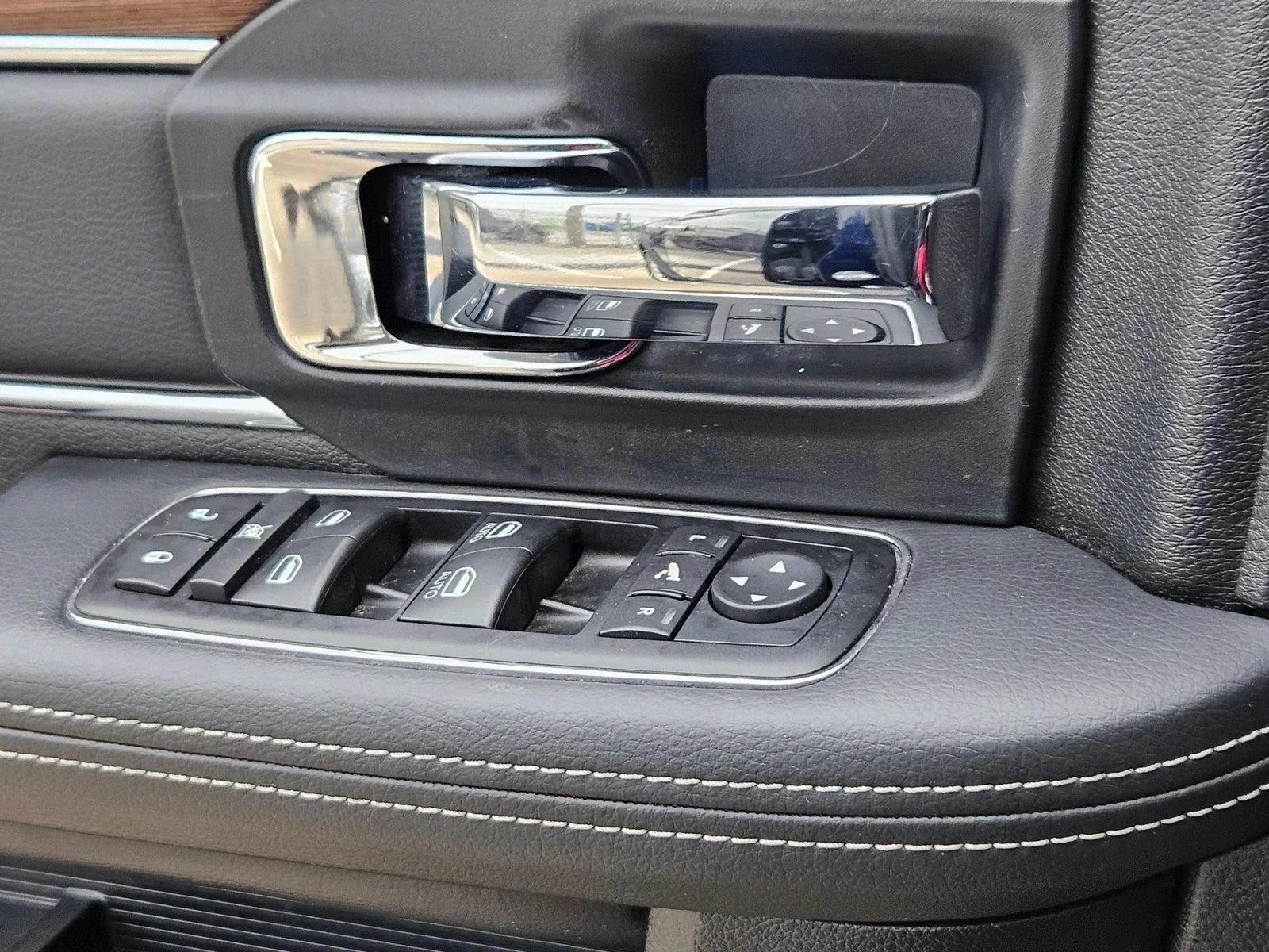 Used 2014 True Blue Pearlcoat RAM Laramie image 17