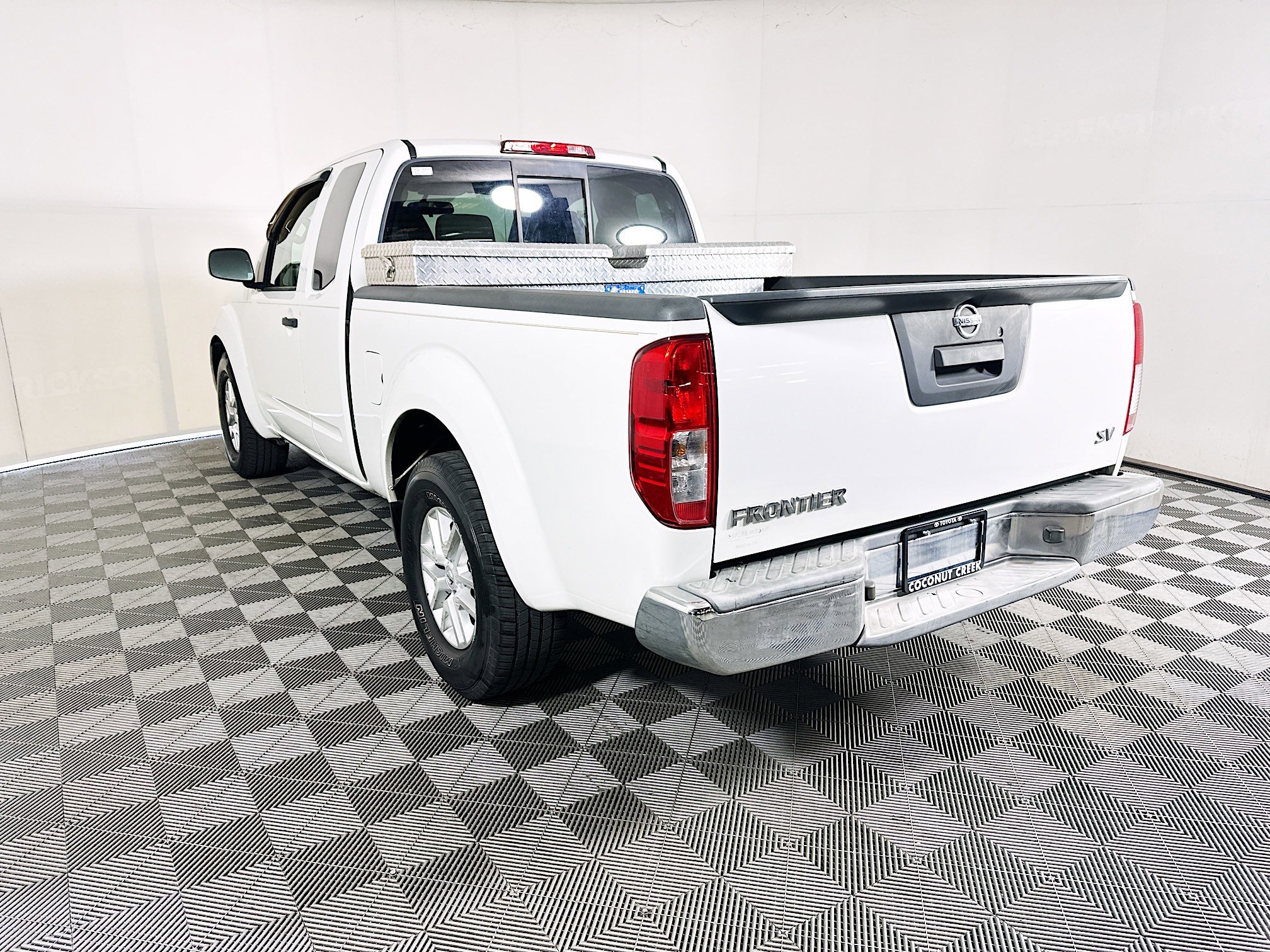 Used 2014 Glacier White Nissan SV image 5