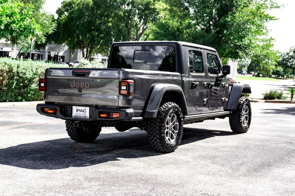 New 2025 Gray Jeep Mojave image 4