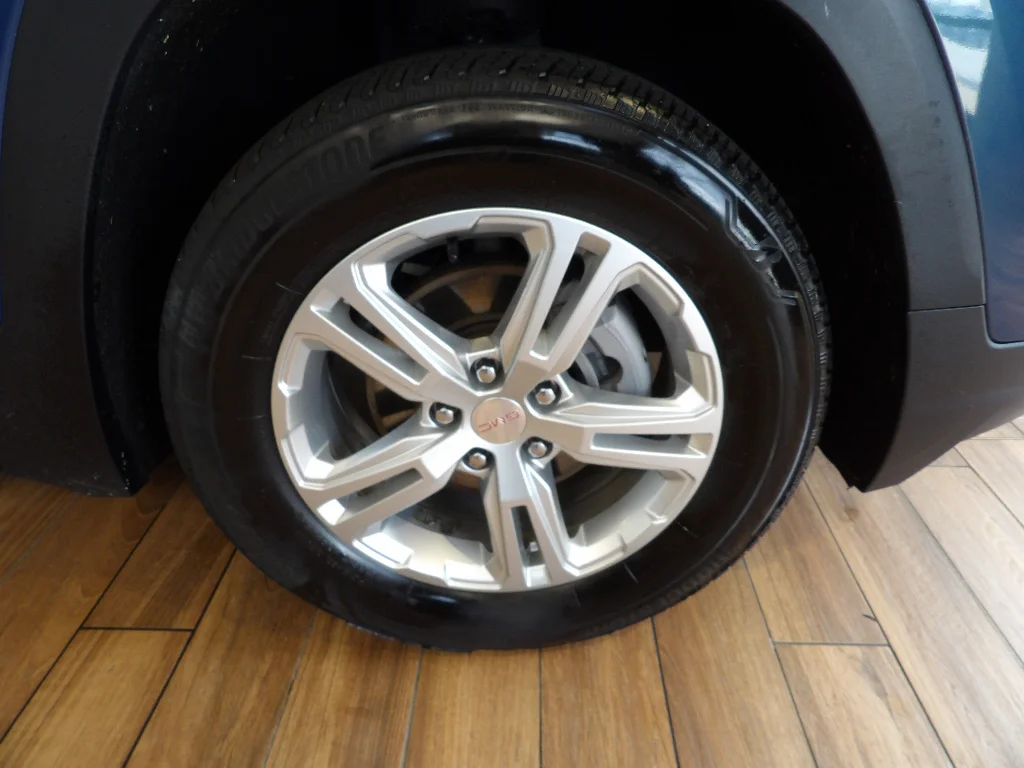 Used 2024 Downpour Metallic GMC SLE image 4