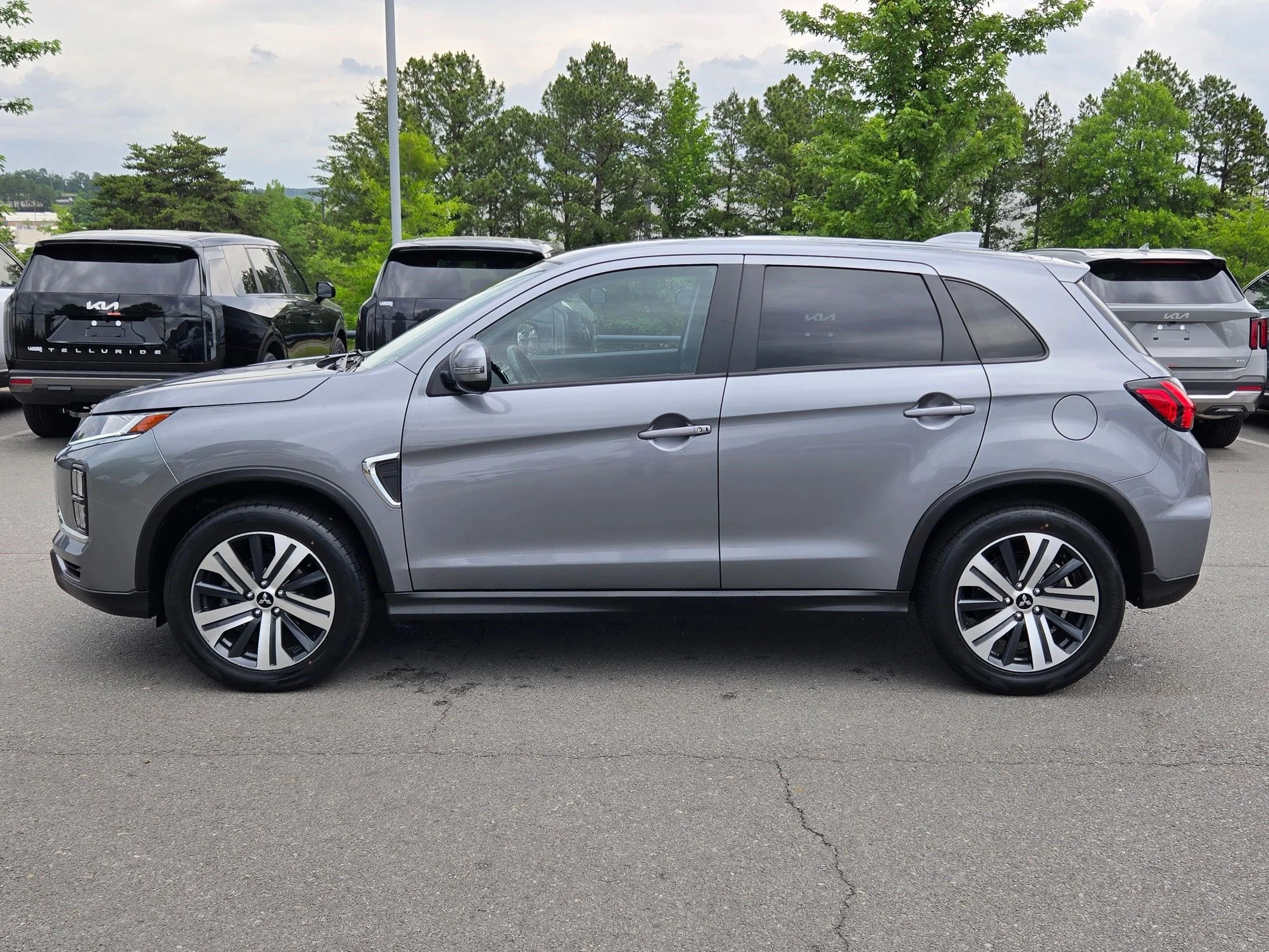 Used 2024  Mitsubishi SE image 4