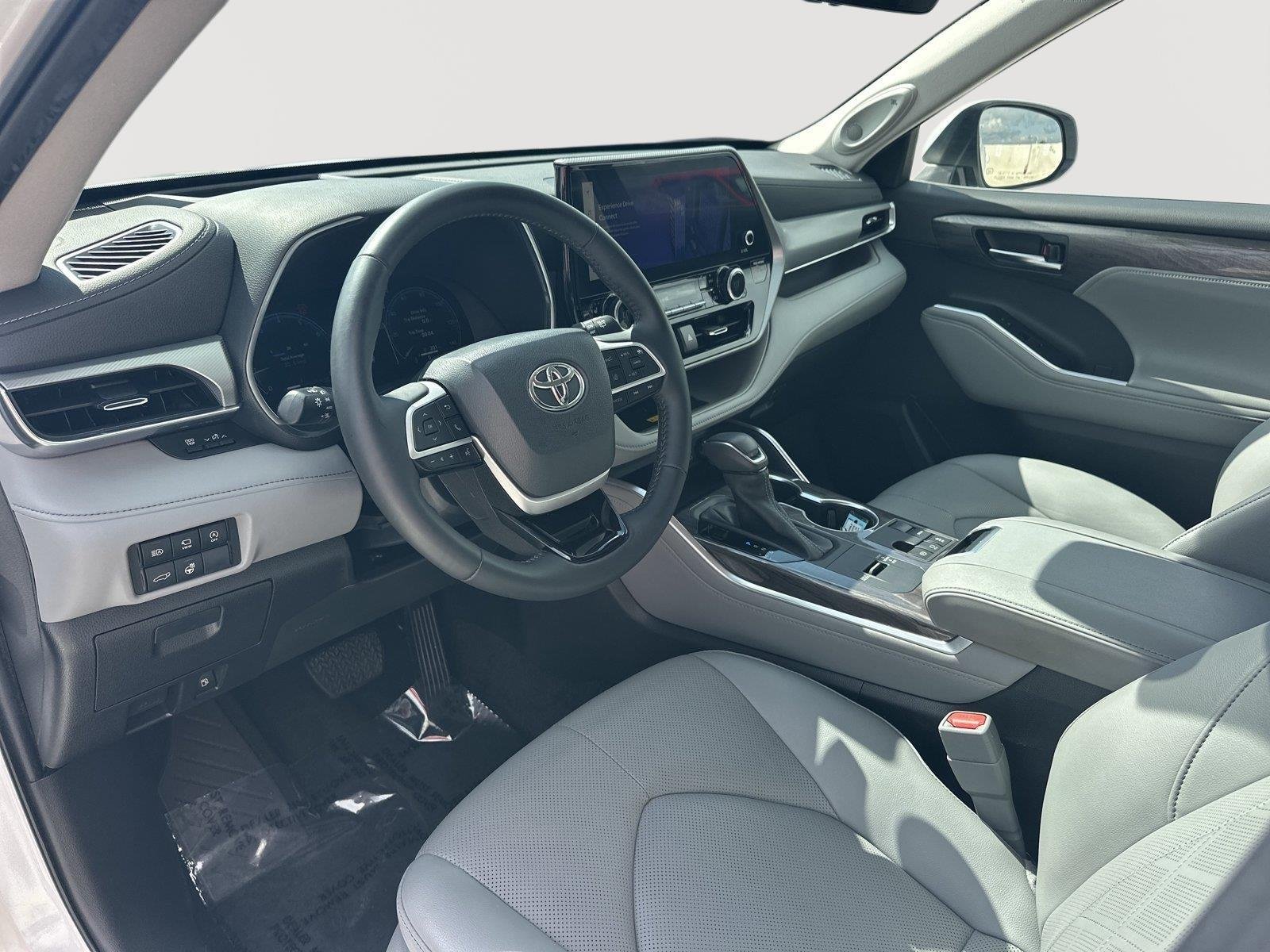 Used 2023 Wind Chill Pearl Toyota Platinum image 18