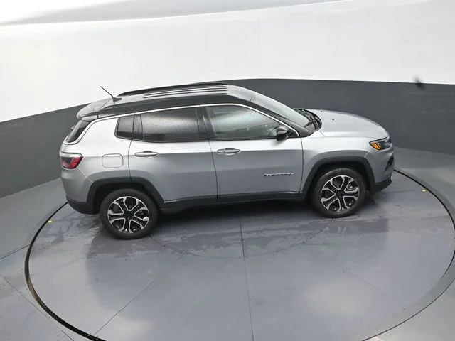 Used 2024  Jeep Limited image 29