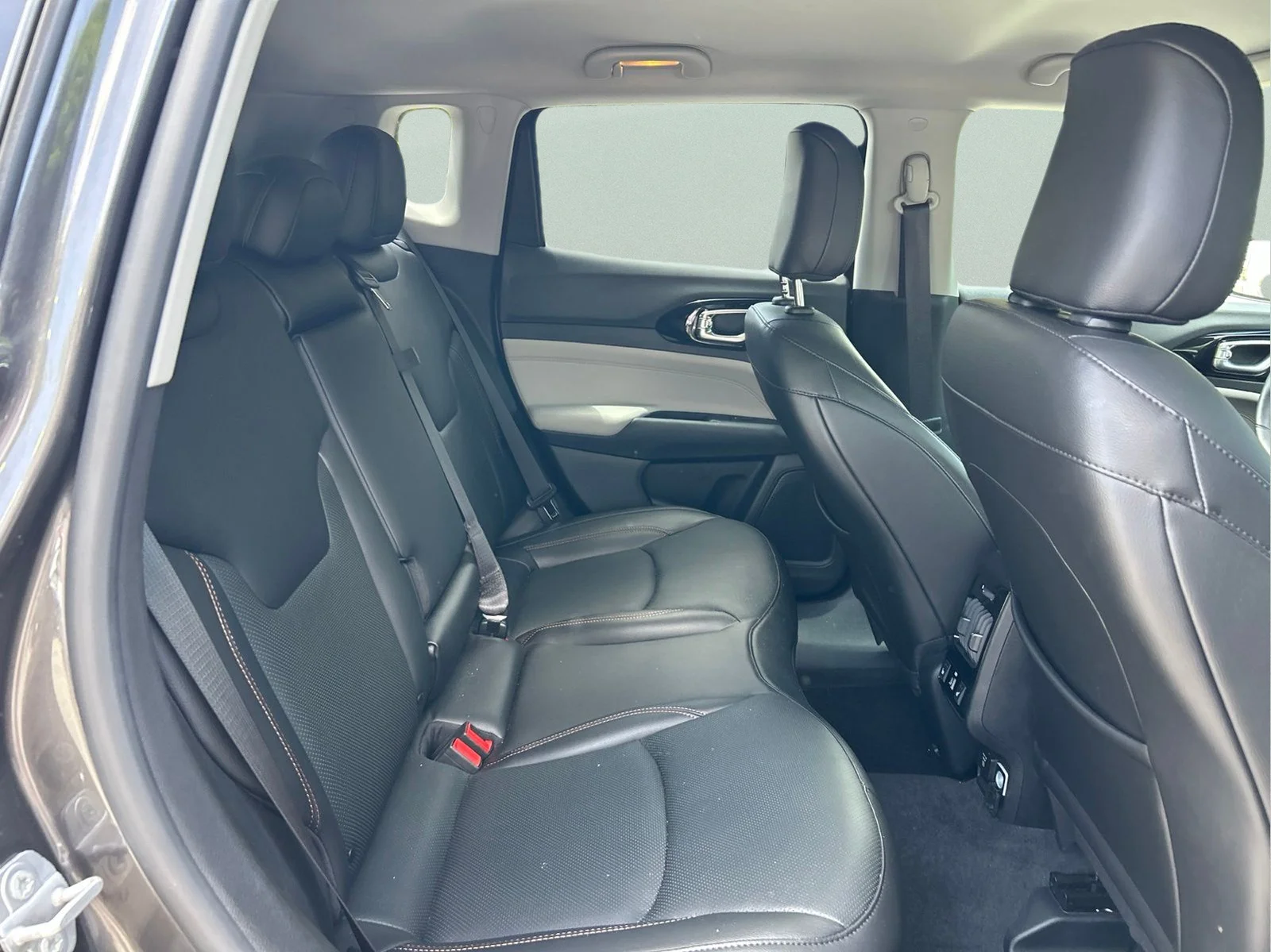Used 2022 Crystal Metallic Jeep Limited image 11