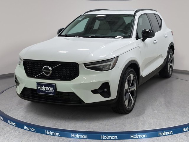 2023 Volvo XC40 B5 Plus Dark Theme