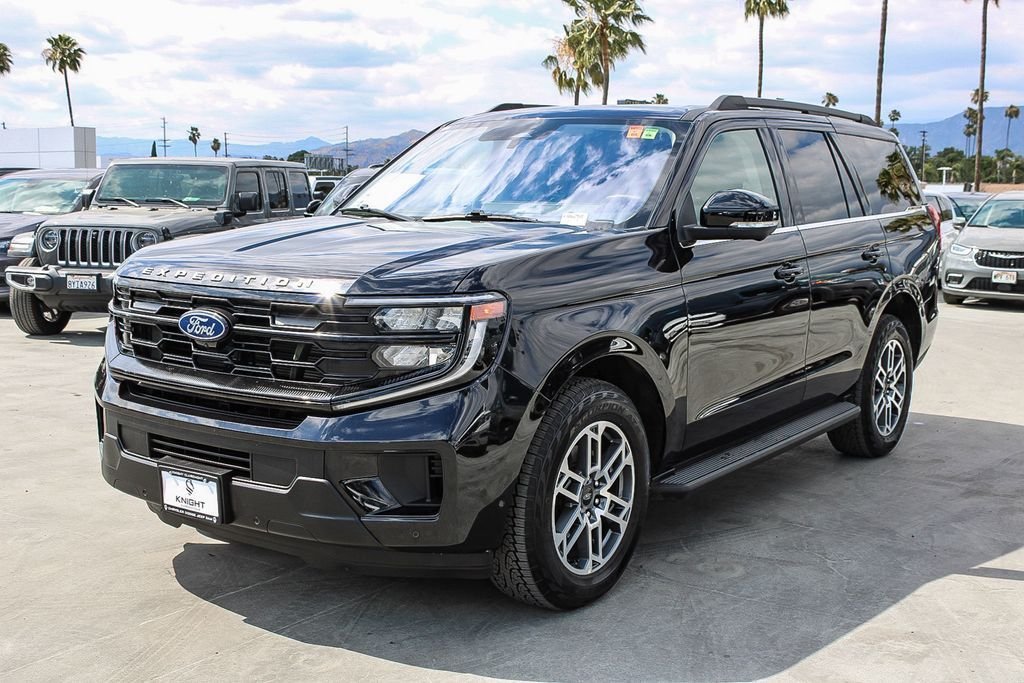 Used 2025 Black Metallic Ford Active image 4