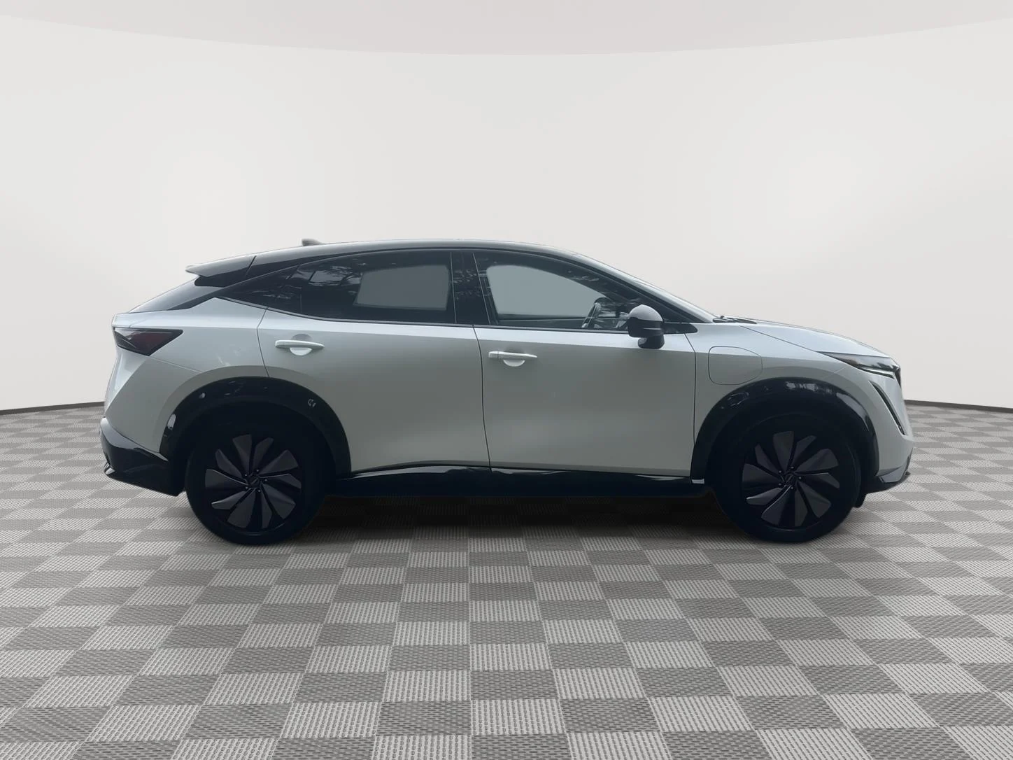 Used 2025 Everest White Pearl Tricoat/Black Diamond Pearl Nissan EVOLVE+ image 4