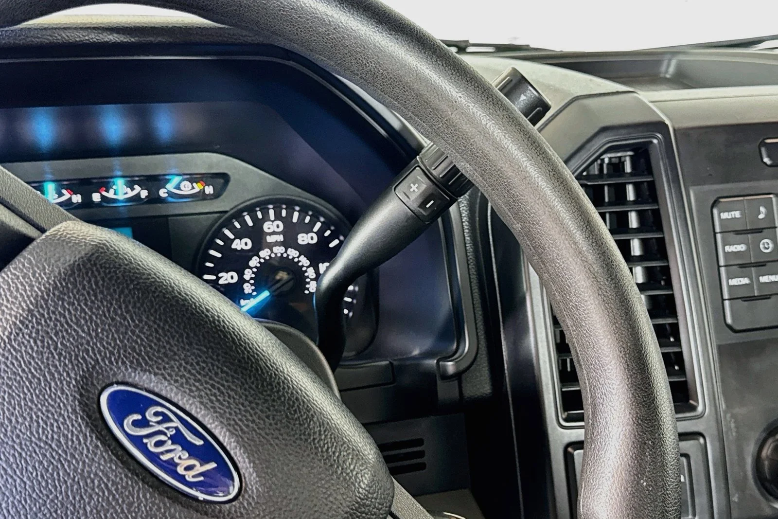 Used 2020 Oxford White Ford XL image 15