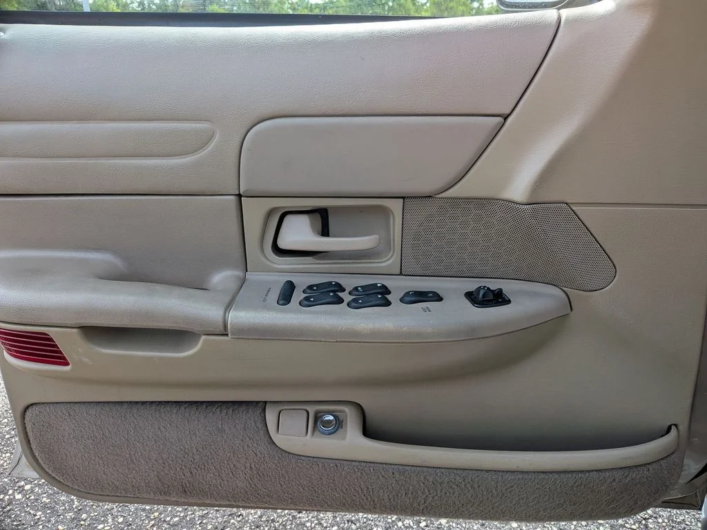 Used 1999  Ford Base image 23